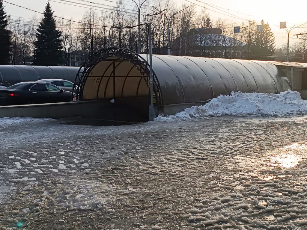 Новокузнечане жалуются на затопленные пешеходные переходы