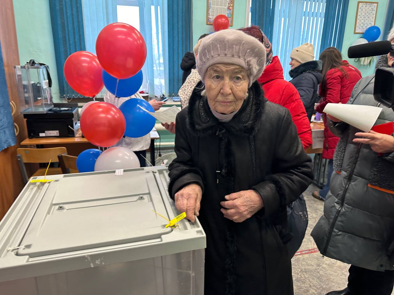 В селе Атаманово одной из первых проголосовала председатель Совета ветеранов, 94-летняя Тамара Ельникова