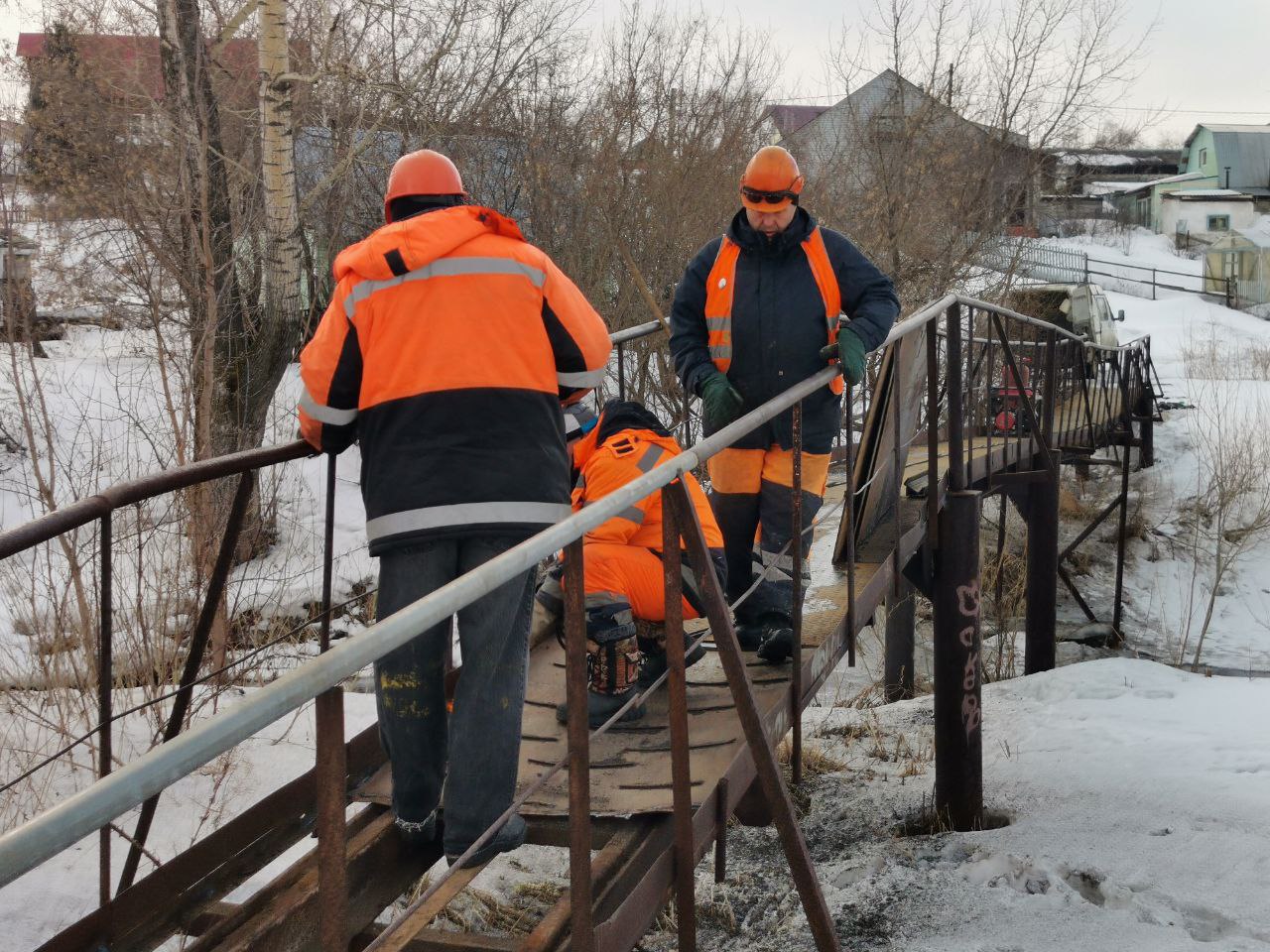 В Кемерове ремонтируют пешеходный мост через Куро-Искитим