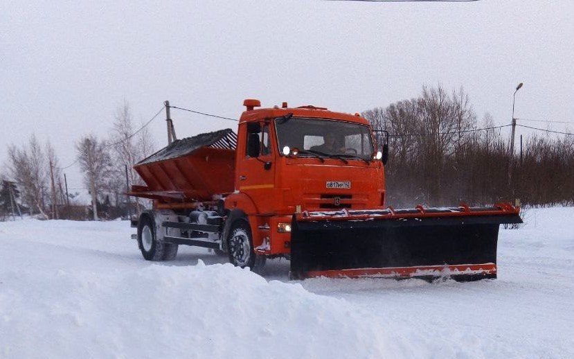Кузбасские дороги очищают от зимних противогололёдных материалов