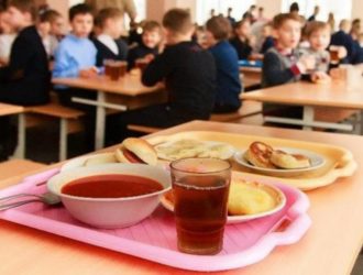 Власти рассматривают возможность продлить бесплатное питание для школьников