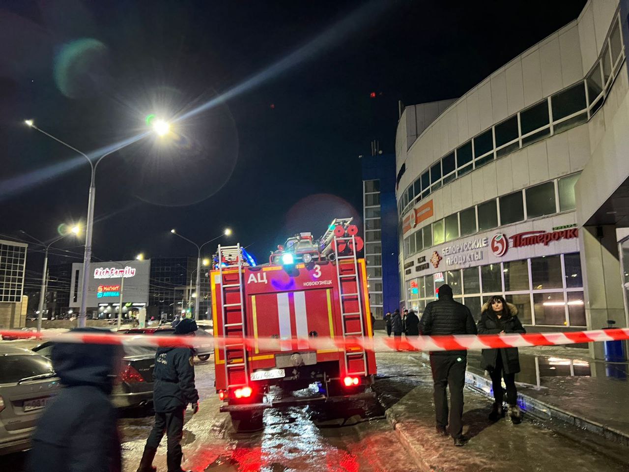 Пожар случился в одном из торговых центров Новокузнецка