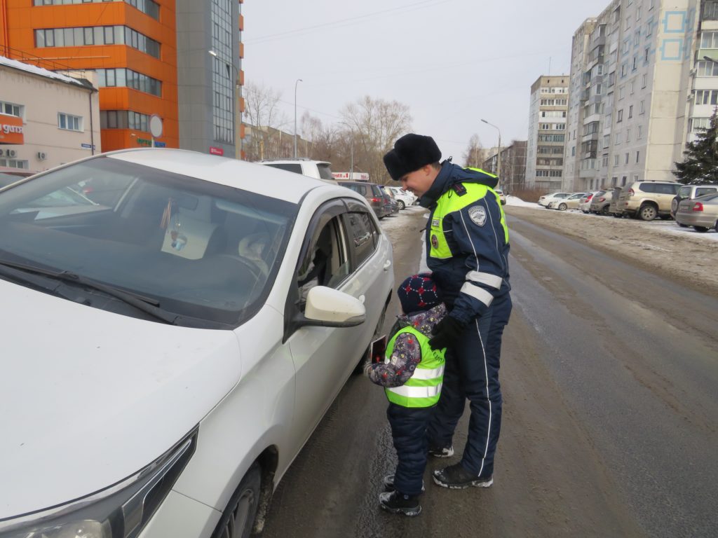 В Новокузнецке женщин-водителей поздравляют с 8 марта