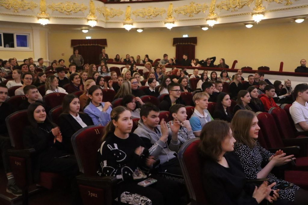 Семейное фэнтези для диалога с подростками: в прокопьевском Ленкоме состоялась премьера
