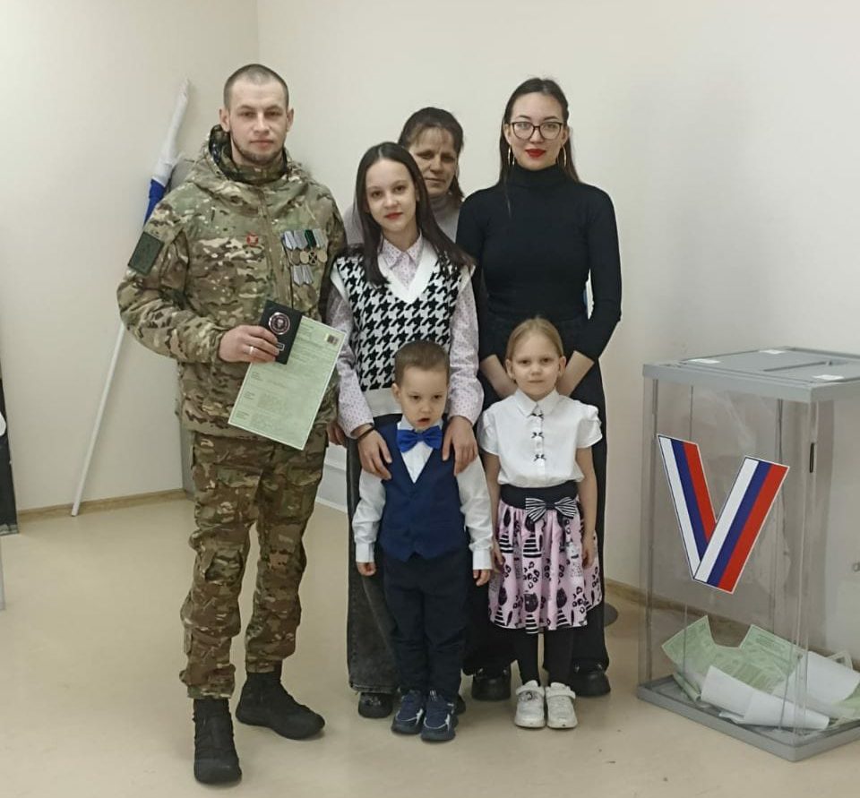 Участник СВО из Чусовитино пришёл на выборы со своей семьёй