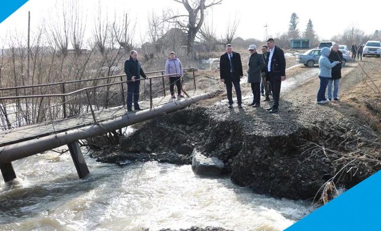 В Беловском округе паводковые воды смыли автомобильный мост через реку