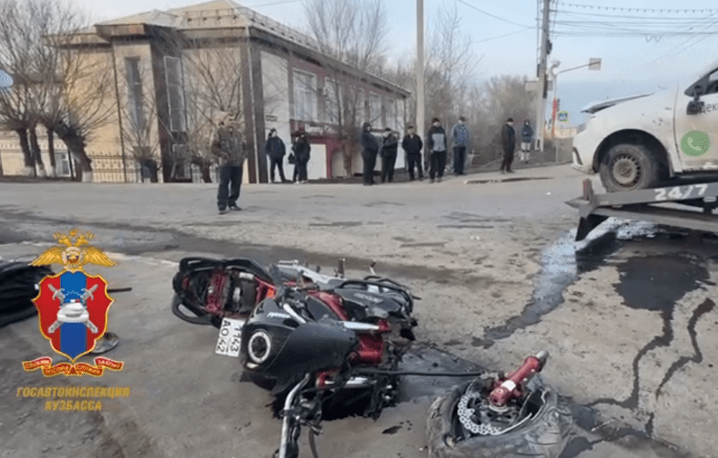 В Ленинске-Кузнецком под колеса машины попал мотоциклист