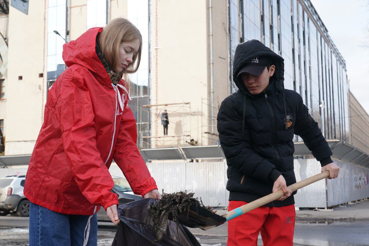 В городе Кемерово продолжается большая весенняя уборка