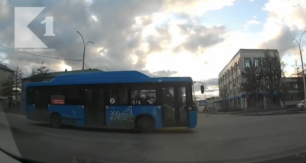 Кемеровчане обескуражены тем, что 23 автобус ездит по городу не по правилам