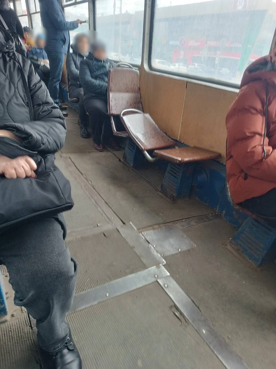 В трамваях Кемерова появились «лежачие места»