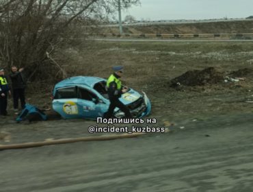 На выезде из Кемерова такси вылетело в кювет и серьёзно повредилось