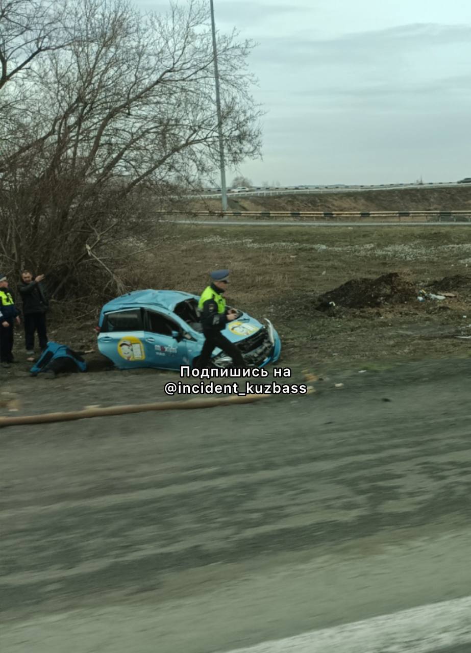 На выезде из Кемерова такси вылетело в кювет и серьёзно повредилось