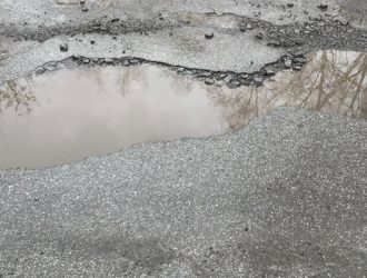 Расплата за яму: в Кузбассе суд признал вину дорожников