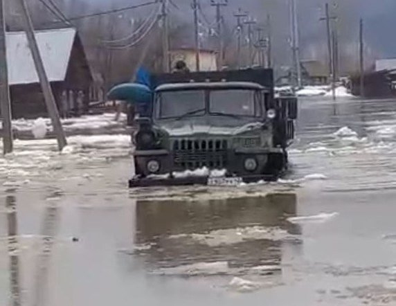 Паводок захватил 20 домов в поселке Усть-Кабырза