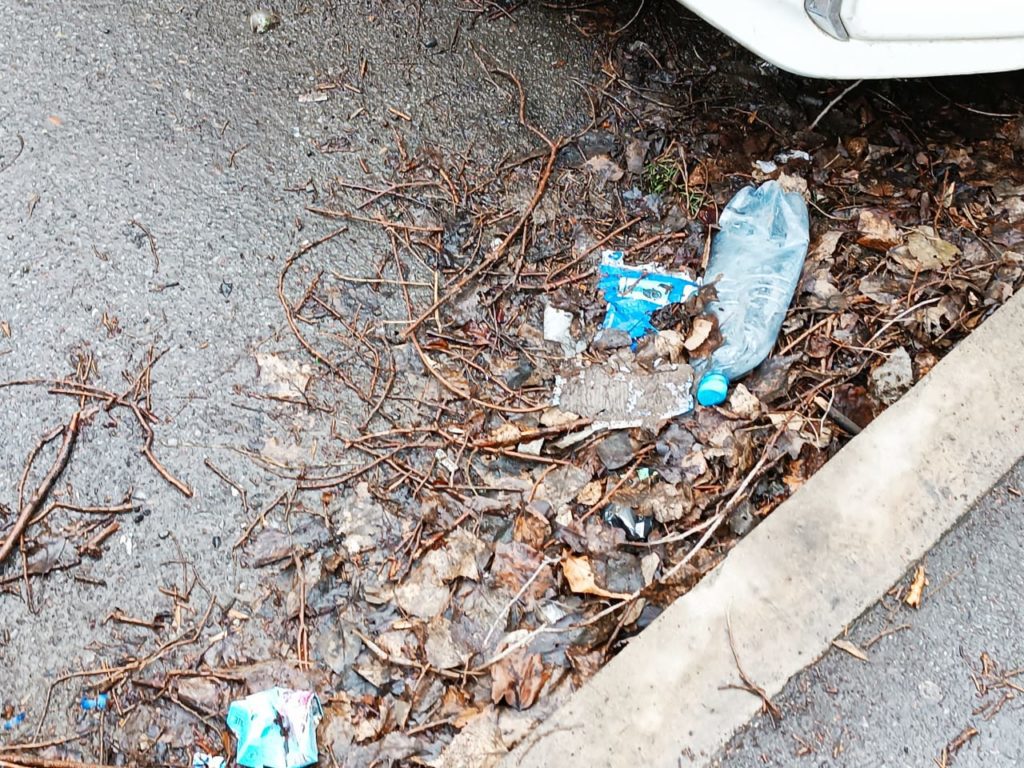 Новокузнечане негодуют по поводу завалов мусора у городской стоматологии