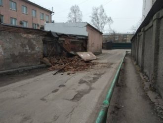 В Кемерове обвалилась стена здания. СК начал проверку
