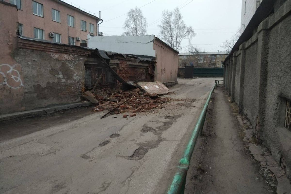 В Кемерове обвалилась стена здания. СК начал проверку