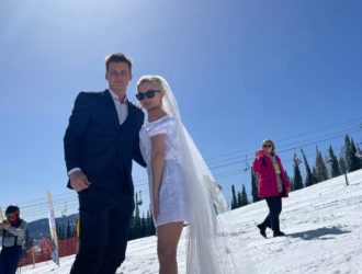 “Она сказала да”: в Шерегеше прошёл свадебный спуск