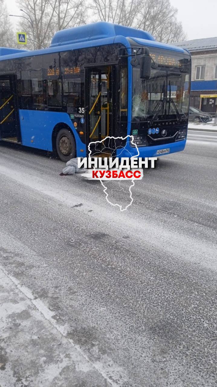 Кемеровский автобус сбил человека