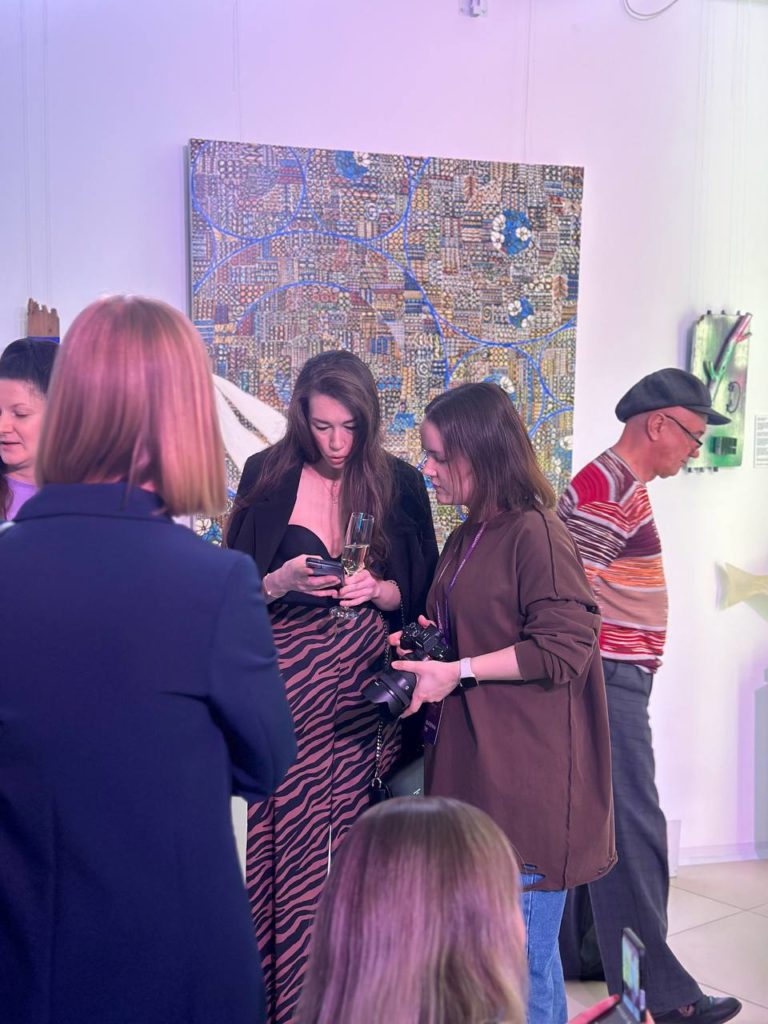 «Из Апатиты в Кемерово»: в Кузбассе открылась выставка «Искусство на Север 2.0»