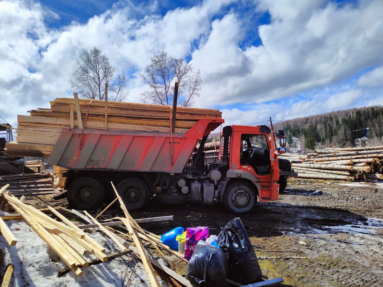 Жители п. Усть-Кабырза начали получать материальную помощь