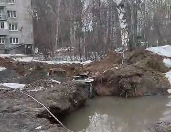 Жители Новокузнецкого района возмущены: в зловонное болото превратили территорию детского лагеря
