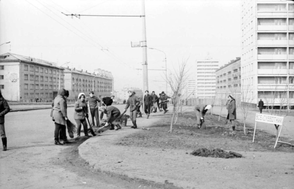 Ретроспектива: история кемеровских субботников в фотографиях