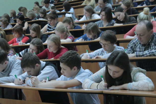 Сегодня кузбассовцы принимают участие во всемирной образовательной акции «Тотальный диктант»
