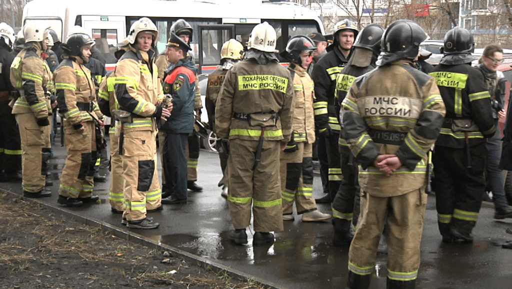 В Новокузнецке проходят соревнования среди спасателей по скоростному подъёму