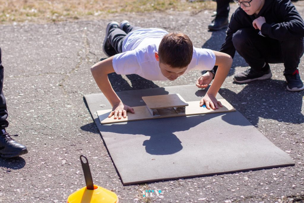 Новокузнецкие школьники прошли проверку на выдержку и выносливость в игре «Зарница 2.0»
