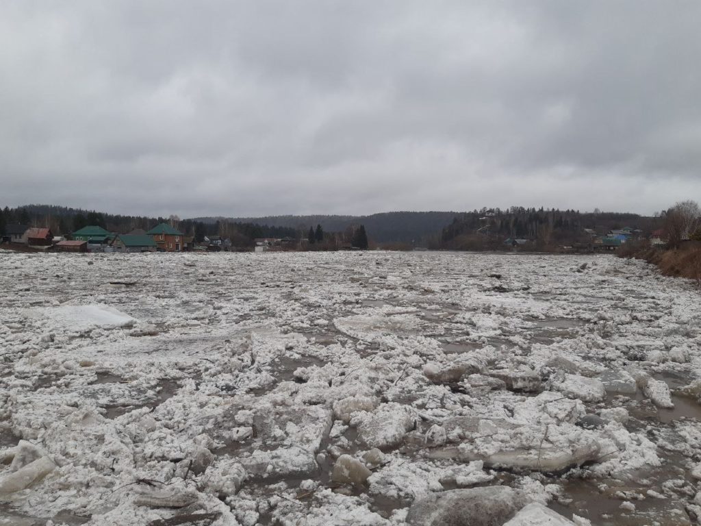 В районе села Костенково резко поднимается река Чумыш