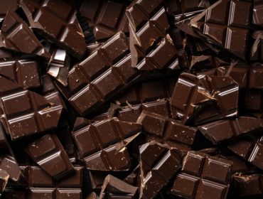 Цены на шоколад в России взлетают на фоне рекордного подорожания какао