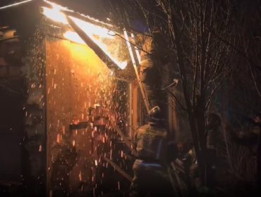 В Кемерове пожарные оперативно эвакуировали с места возгорания пропановые баллоны