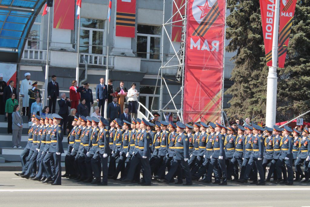 В День Победы в Кемерове состоялся торжественный марш и шествие Бессмертного полка (фоторепортаж)