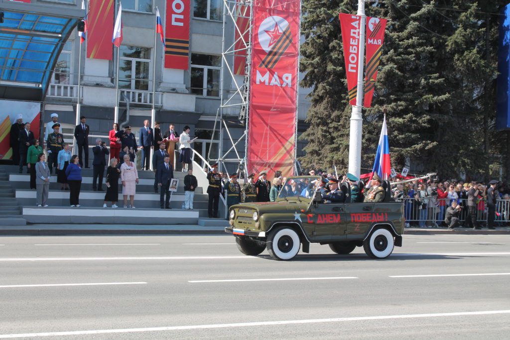 В День Победы в Кемерове состоялся торжественный марш и шествие Бессмертного полка (фоторепортаж)