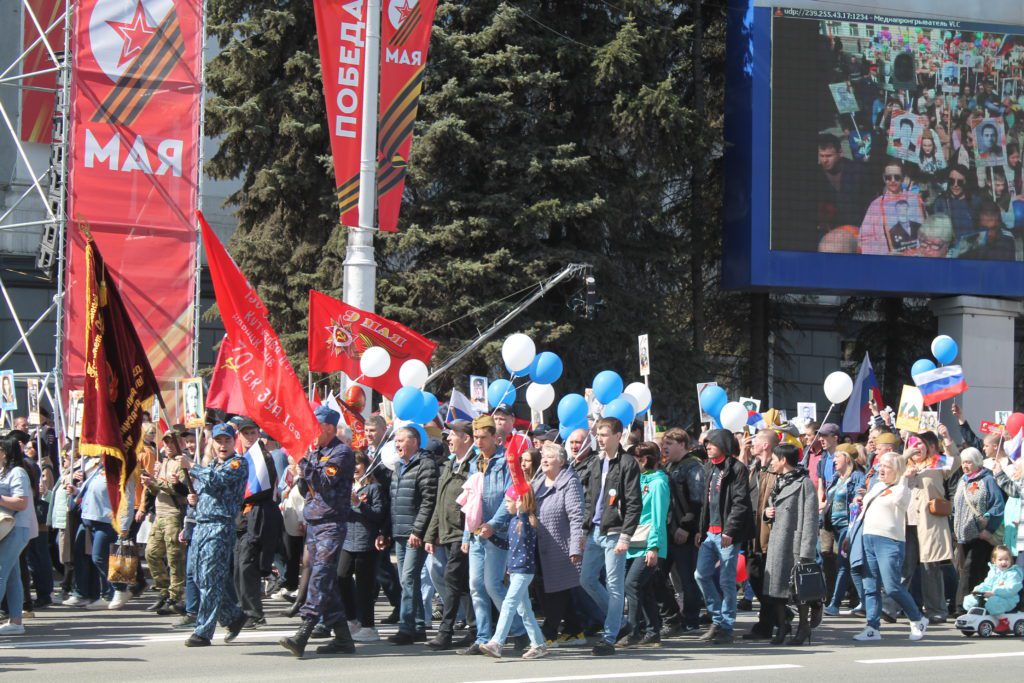 В День Победы в Кемерове состоялся торжественный марш и шествие Бессмертного полка (фоторепортаж)