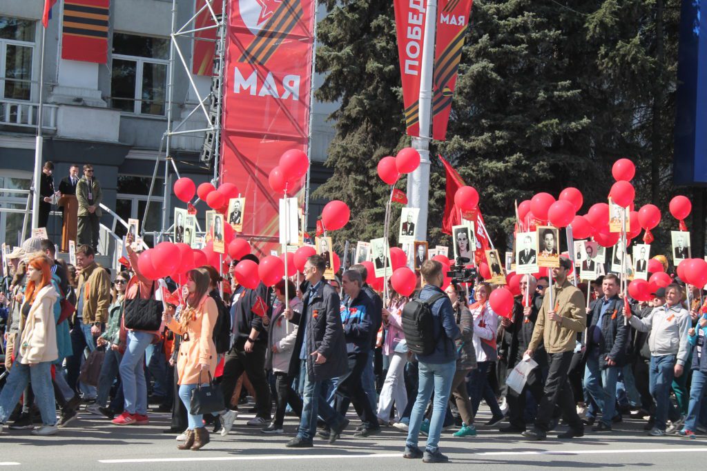 В День Победы в Кемерове состоялся торжественный марш и шествие Бессмертного полка (фоторепортаж)