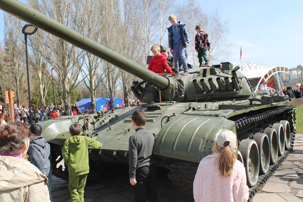 В кемеровском парке Победы им. Г.К. Жукова отмечают День Победы (фоторепортаж)