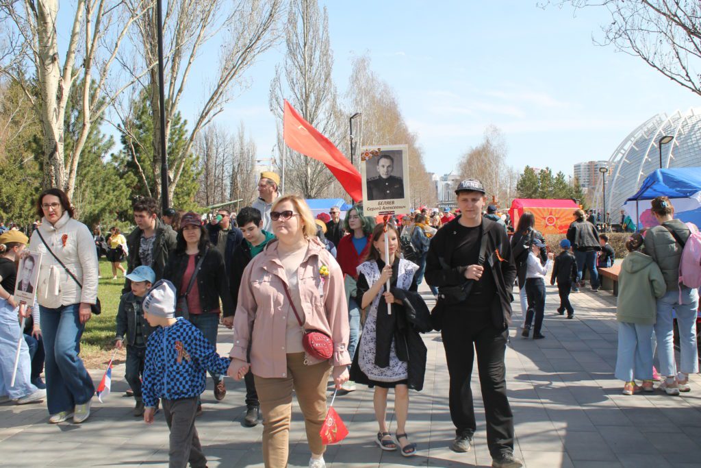 В кемеровском парке Победы им. Г.К. Жукова отмечают День Победы (фоторепортаж)