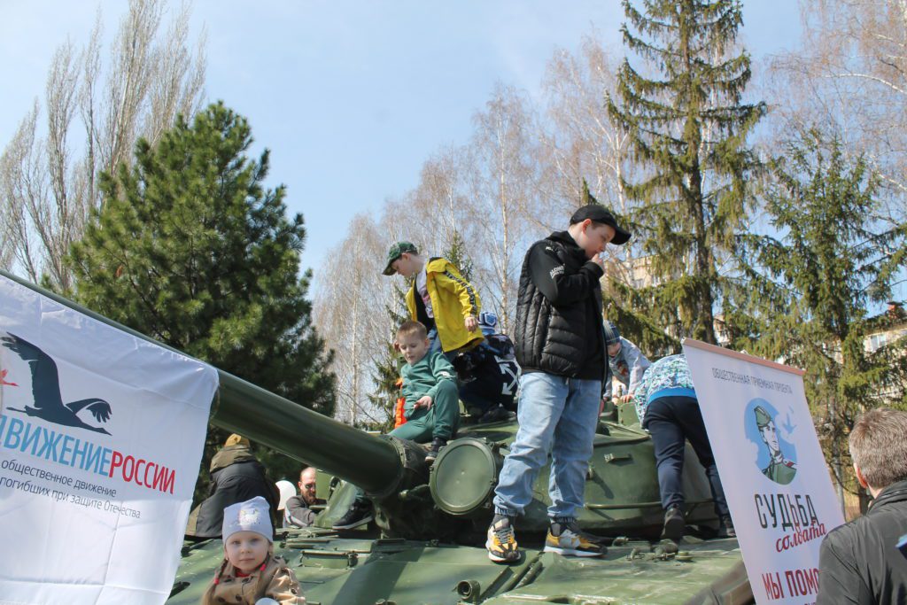 В кемеровском парке Победы им. Г.К. Жукова отмечают День Победы (фоторепортаж)