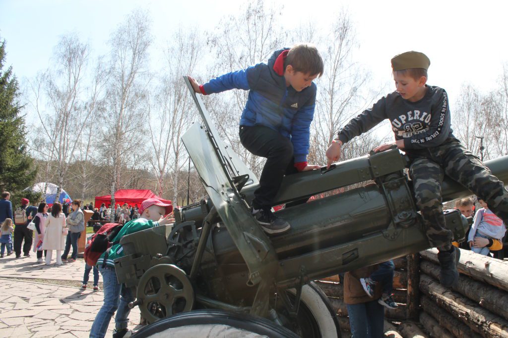 В кемеровском парке Победы им. Г.К. Жукова отмечают День Победы (фоторепортаж)