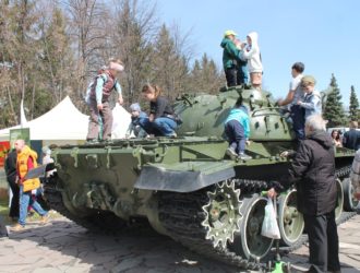 В кемеровском парке Победы им. Г.К. Жукова отмечают День Победы (фоторепортаж)