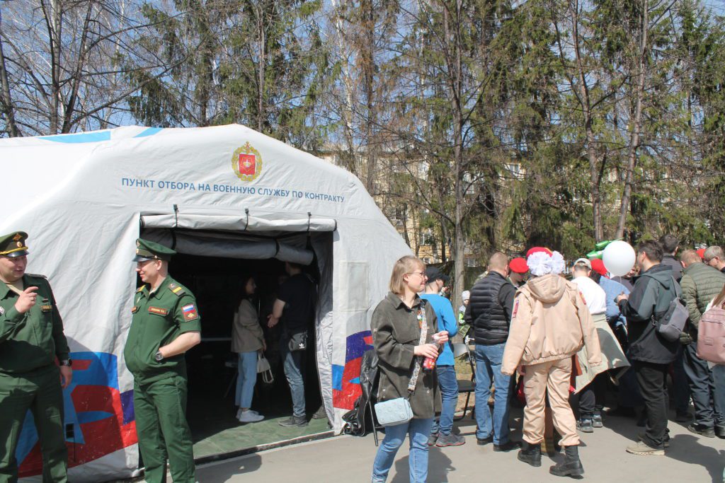 В кемеровском парке Победы им. Г.К. Жукова отмечают День Победы (фоторепортаж)