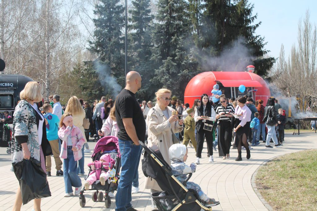 В кемеровском парке Победы им. Г.К. Жукова отмечают День Победы (фоторепортаж)