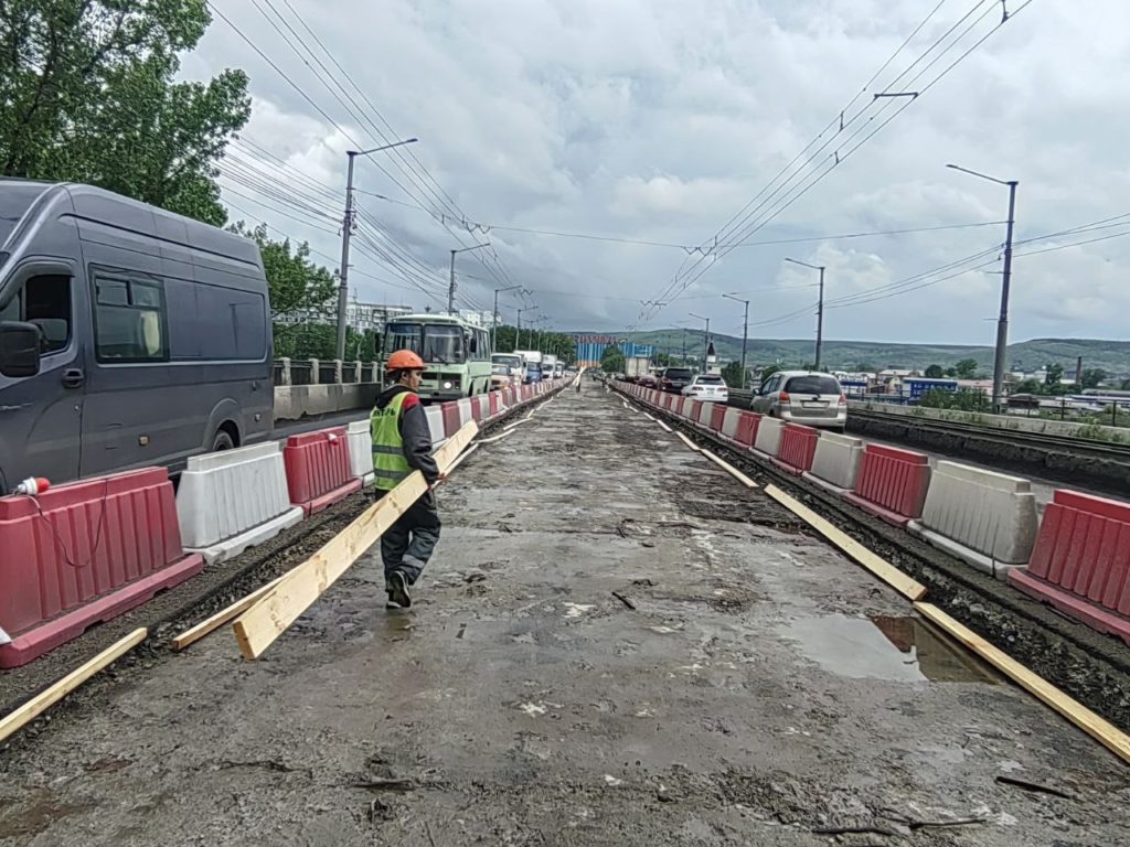Мэр Новокузнецка пригрозил штрафами подрядчику, который работает на Запсибовском мосту