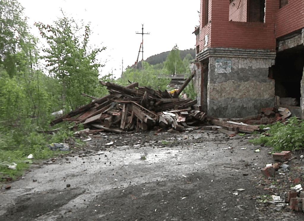 Новокузнечане жалуются на горы мусора по соседству с домами