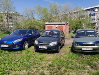Автовладельцев Новокузнецка штрафуют за парковку на газонах