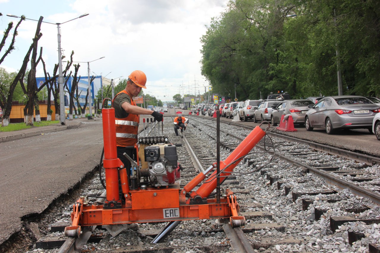 ЕВРАЗ ЗСМК поставил рельсы для ремонта трамвайных путей на одной из главных магистралей Новокузнецка