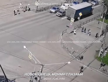 Соцсети: в Новокузнецке провода снесли толпу людей. Есть серьёзно пострадавшие