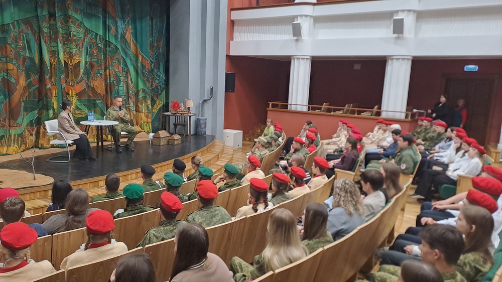 Новокузнецкие школьники встретились с героем СВО